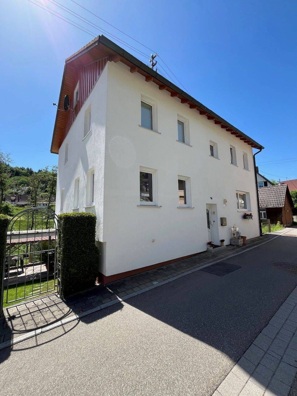 Immobilie in Loßburg - Charmantes Mehrgenerationenhaus mit Garage und schönem Garten - Bild 1