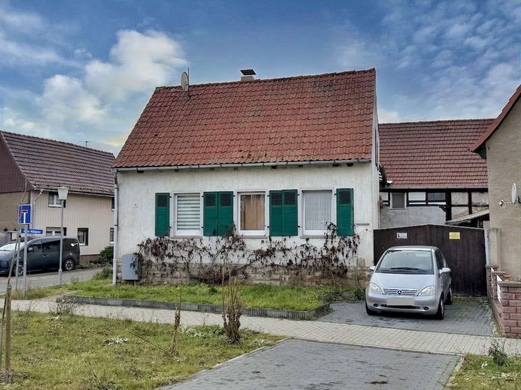 Immobilie in Straußfurt - Historisches Wohnhaus mit Anbau und ausgebauter Scheune aus Bankverwertung. - Bild 1