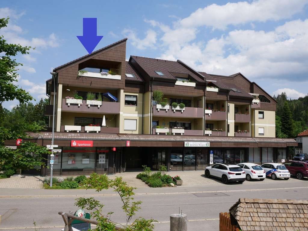 Immobilie in Schönwald im Schwarzwald - Wohnen mit Aussicht: 2,5-Zimmer-Dachgeschosswohnung in 78141 Schönwald! - Bild 0