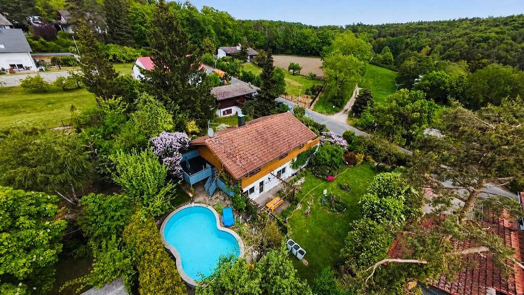Immobilie in Wachenroth - Idyllisches Wohlfühlhaus mit traumhaftem Garten in ruhiger Lage in Wachenroth-Buchfeld - Bild 2
