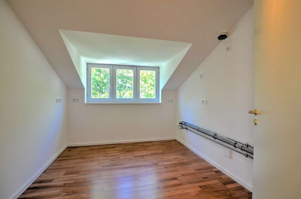 Immobilie in Grünwald - MÜNCHEN-GRÜNWALD: NATURNAHES DACHGESCHOSSJUWEL MIT SONNIGEM WOHNAMBIENTE! - Bild 4