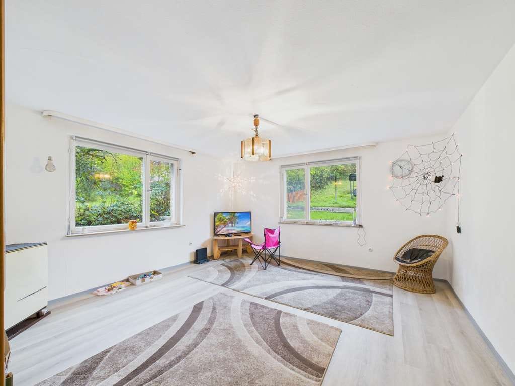 Immobilie in Sulz am Neckar - Vielseitiges Haus mit großem Garten und Ausbaupotential für Anlieger - Bild 1