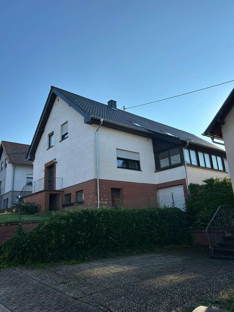Immobilie in Lebach - Platzwunder mit Fernblick: Großzügiges Einfamilienhaus mit Einliegerwohnung - Bild 1