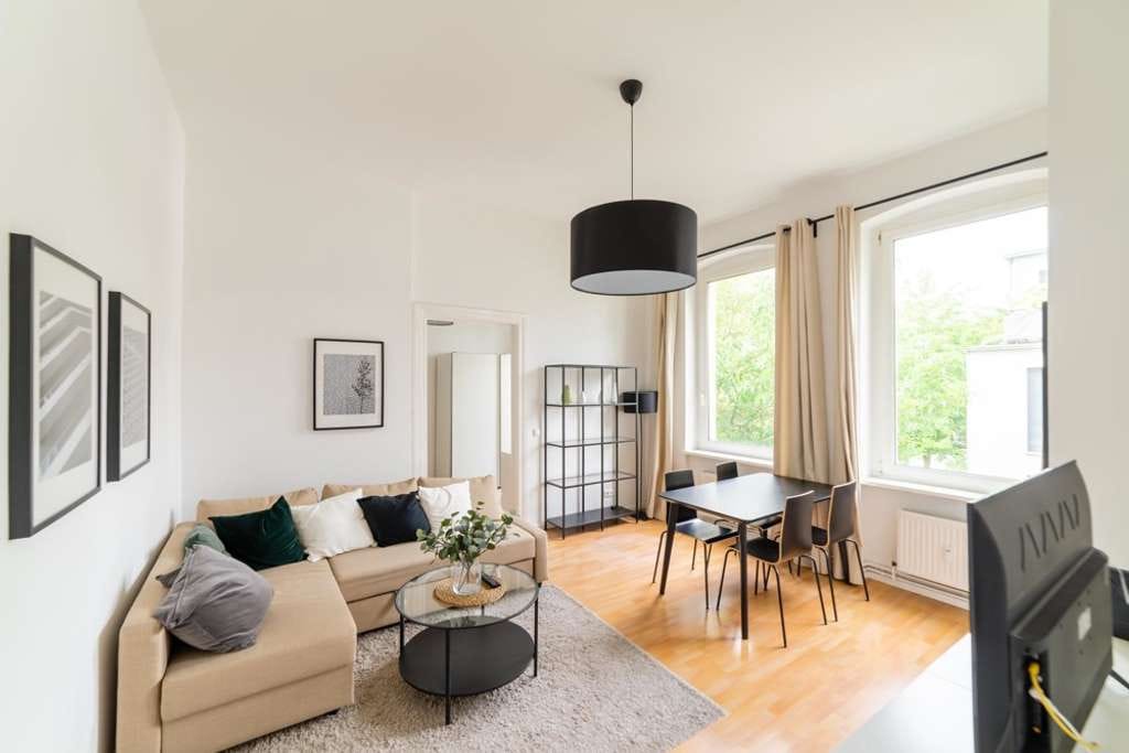 Immobilie in Potsdam - Praktische 2-Zimmer-Altbauwohnung nähe Cecilienhof -aktuell vermietet! Jetzt provisionsfrei erwerben - Bild 1