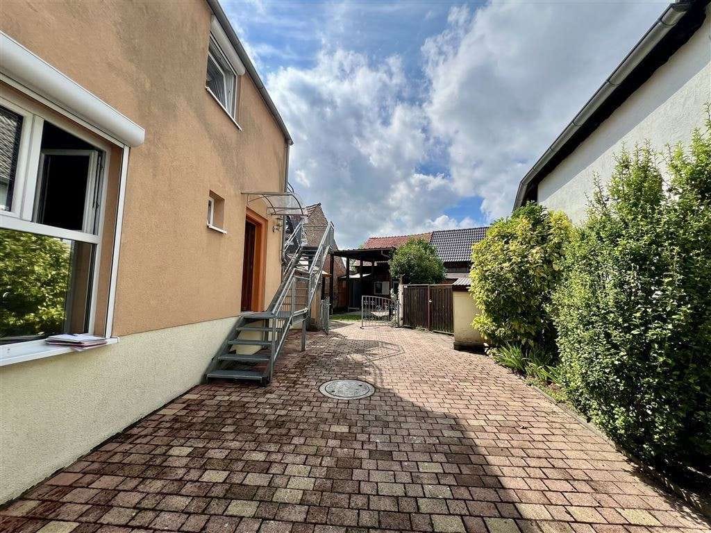 Immobilie in Eggenstein-Leopoldshafen - Teilsanierte DHH (2 Apartments) in Egg.-Leopoldshafen mit Hof, Carport + Gartengrundstück! - Bild 1