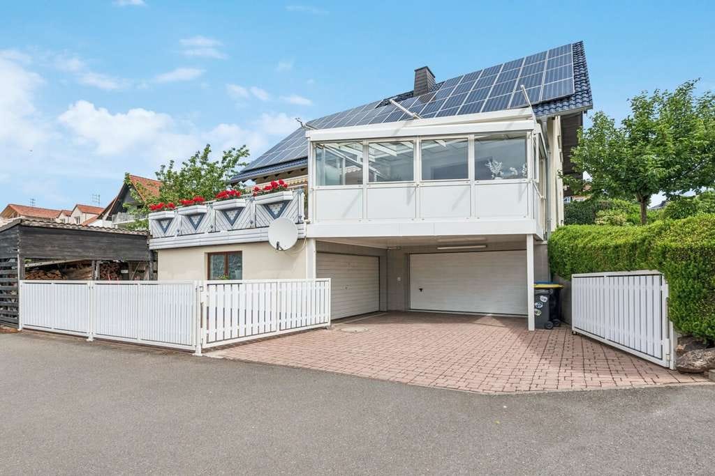 Immobilie in Waldems - Provisionsfrei – Haus mit bildschönem Blick und hochwertiger Ausstattung (Sauna, PV-Anlage etc.) - Bild 1
