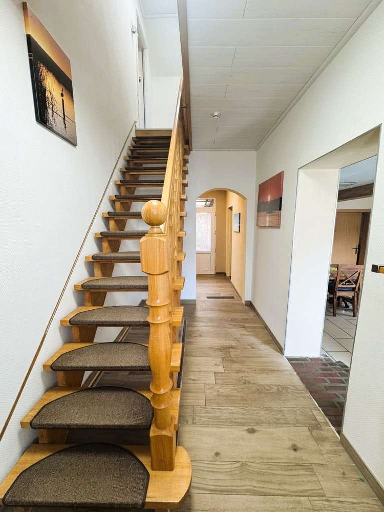 Immobilie in Hinte - Modernisiertes Wohlfühlhaus mit Garten, Garage, Doppelcarport und Werkstatt in ruhiger Warftenlage - Bild 1