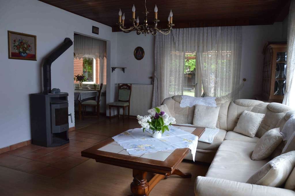 Immobilie in Cadenberge - Charmanter Bungalow mit ausgebautem Dachgeschoss und schönem Garten in ruhiger Lage - Bild 2