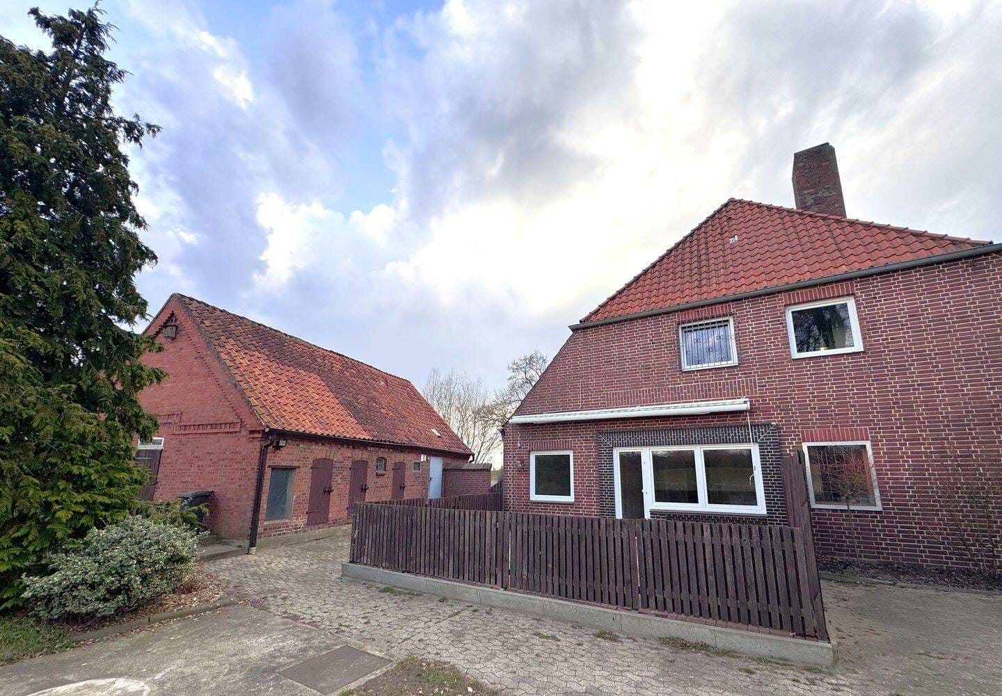 Immobilie in Bleckede - Wohnen wo andere Urlaub machen - Attraktives Zweifamilienhaus in direkter Deichlage an der Elbe - Bild 2