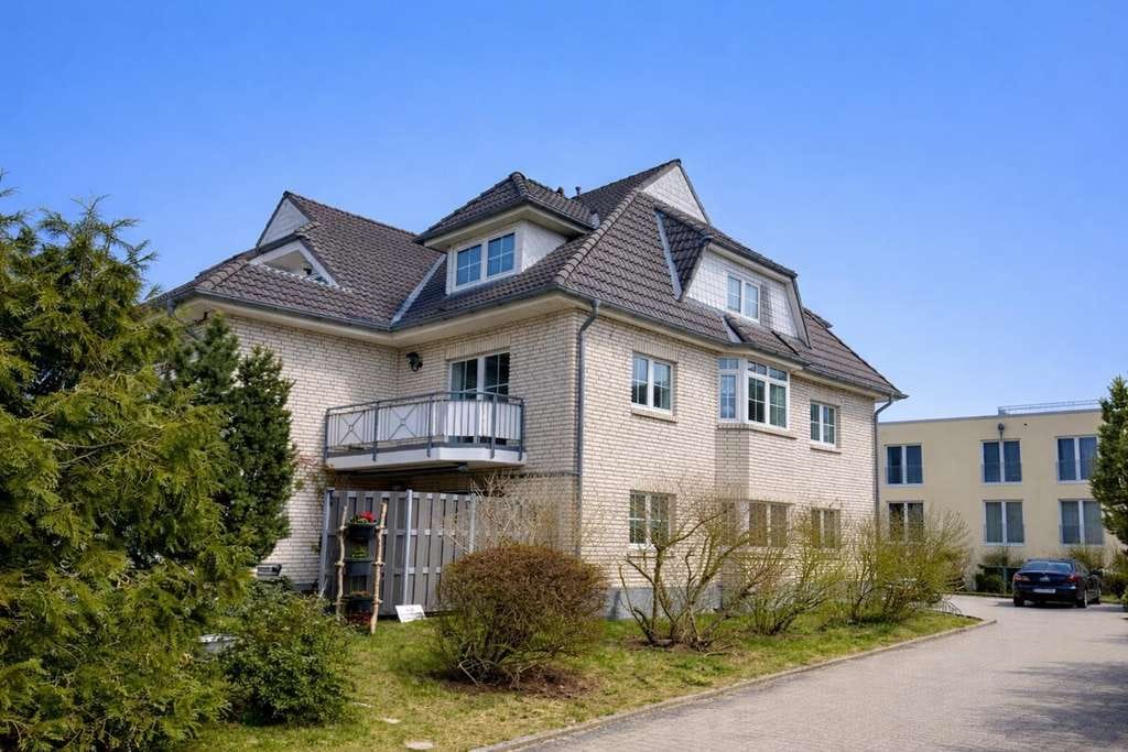 Immobilie in Neubrandenburg - HORN IMMOBILIEN++ Neubrandenburg, helle 3-Raum Eigentumswohnung mit Balkon, Stellplatz und Einbauküc - Bild 1