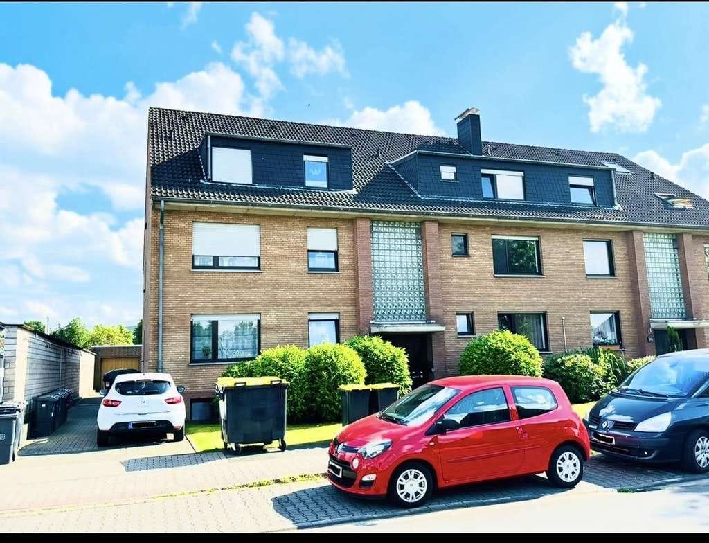 Immobilie in Moers - Vermietete 2-Zi.-DG-Wohnung mit Balkon + ausbaubarer Spitzboden in Moers (Wertsteigerungspotential) - Bild 0