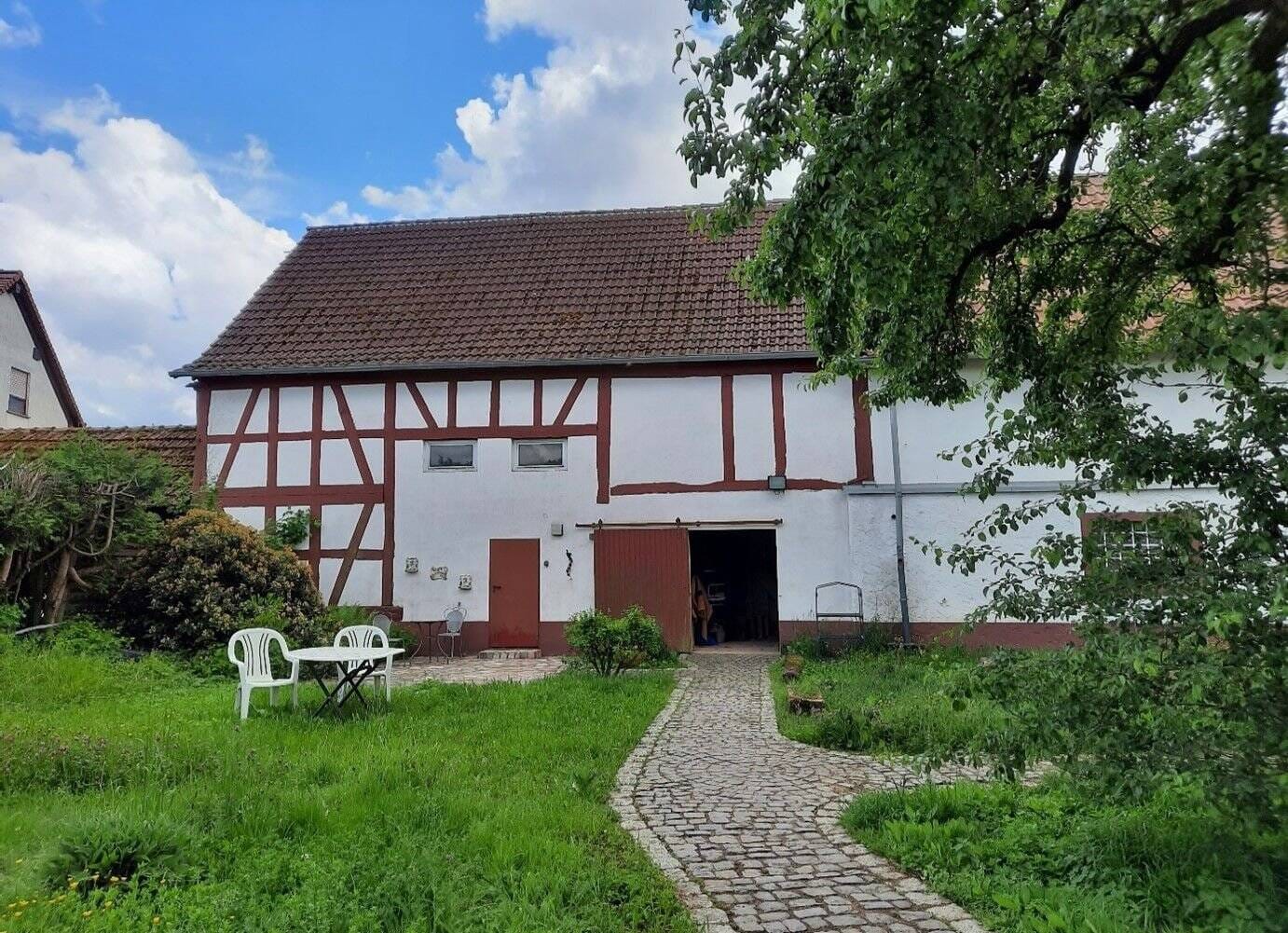Immobilie in Wächtersbach - Fachwerktraum für Pferdehalter mit großem Wohnhaus, Offenstall, Nebengebäuden, Reitplatz, Eigen- und Pachtland in Ortslage! - Bild 1