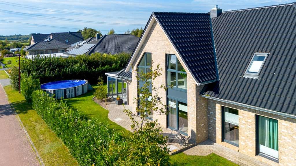 Immobilie in Horstedt - Wohn-Highlight mit Stil und viel Platz: modernes Einfamilienhaus nahe Nordsee und Husum. - Bild 1