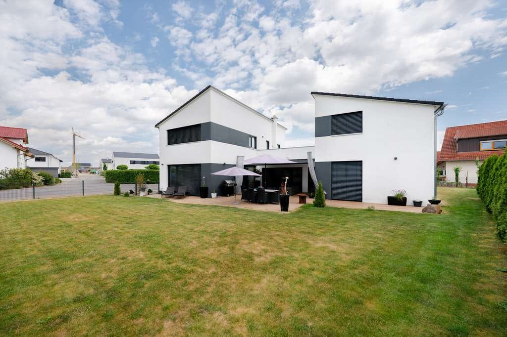 Immobilie in Neenstetten - Neuwertiges Traumhaus mit luxuriösem Platzangebot - Bild 3