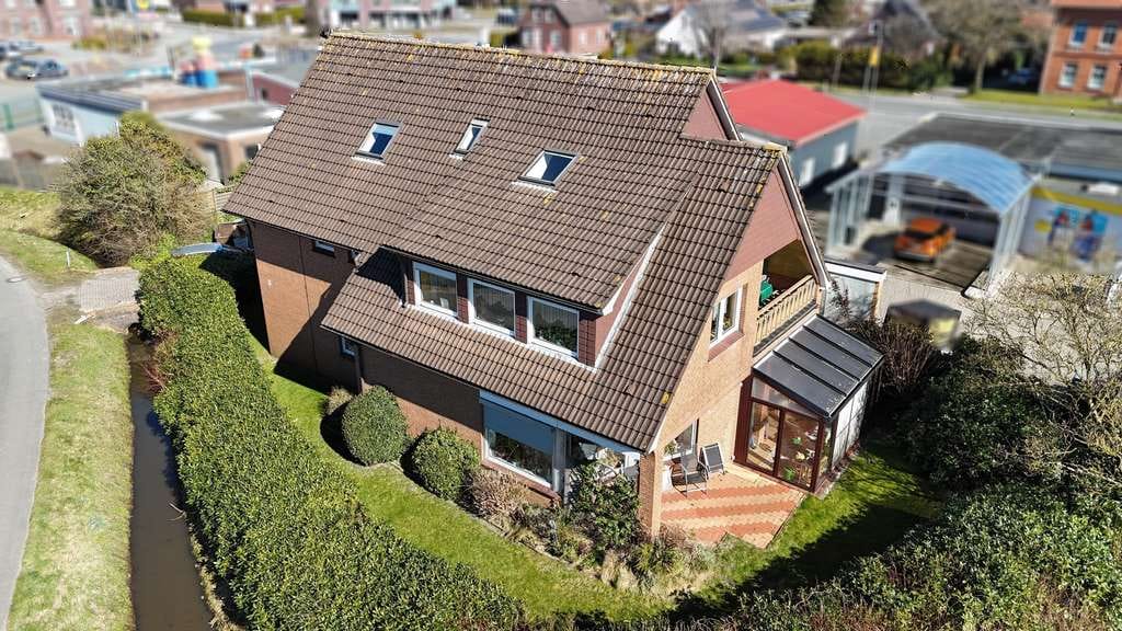 Immobilie in Esens - Zweifamilienhaus mit vielseitigen Nutzungsmöglichkeiten - Bild 1