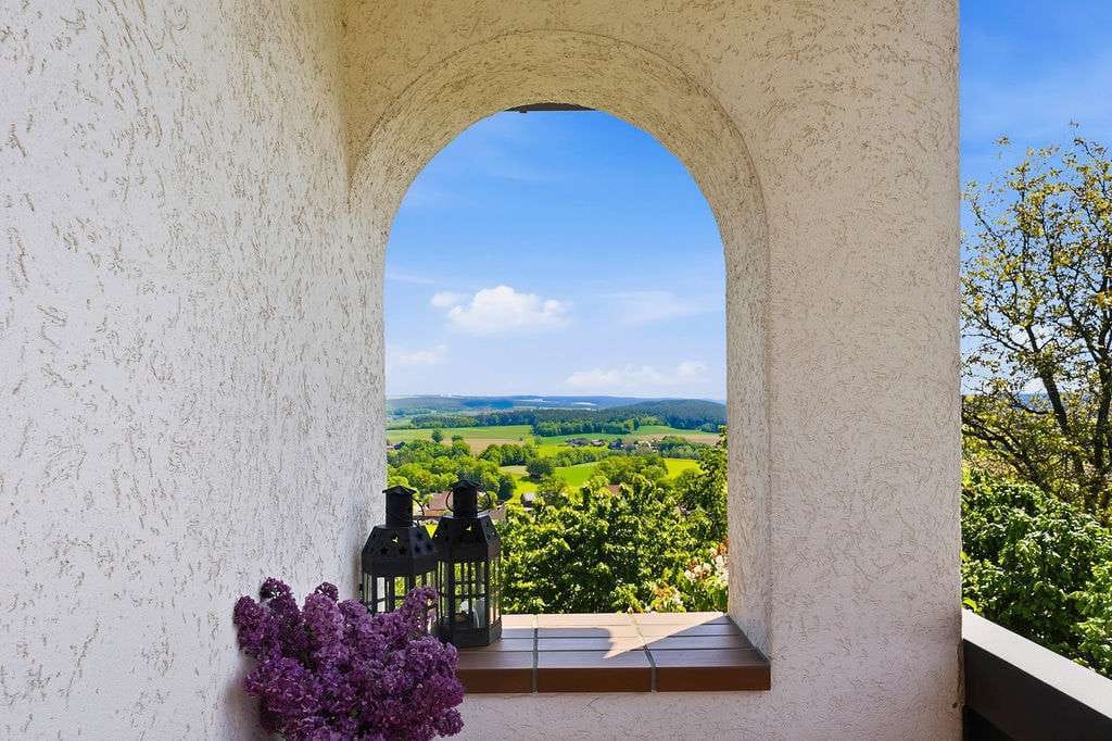 Immobilie in Emtmannsberg - Jeden Tag wie Urlaub – Wohnen mit Fernblick, Terrasse & Gartenparadies! - Bild 2