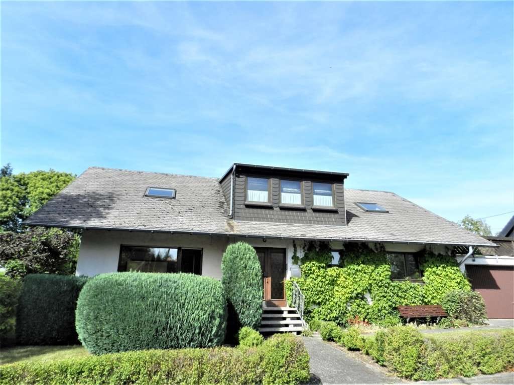 Immobilie in Irmenach - TOP Preis! Wohnen im Bungalow-Stil: BJ 1983, 2. WEH im DG 1997, große Doppelgarage, Garten! - Bild 2