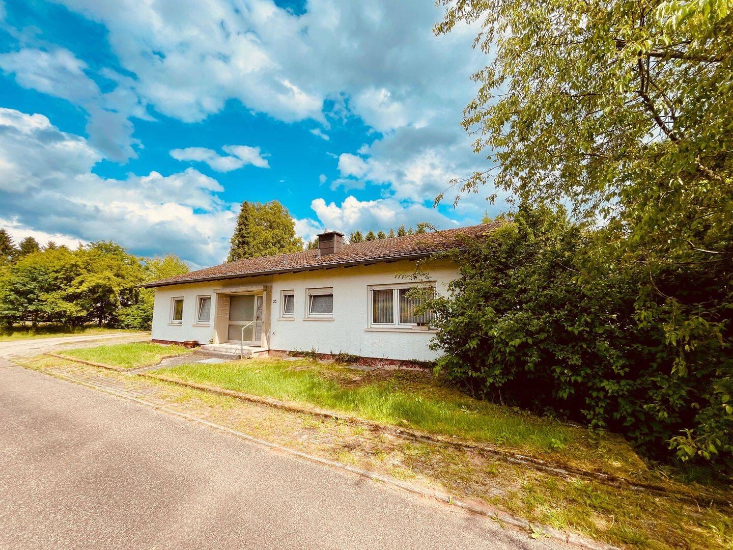 Immobilie in Eppenbrunn - "Außergewöhnlich wohnen und Pferdehaltung möglich !!"  Bungalow mit Einliegerwohnung und  Gewerbehalle (Stallungen) in Waldrandlage von 66957 Eppenbru - Bild 0