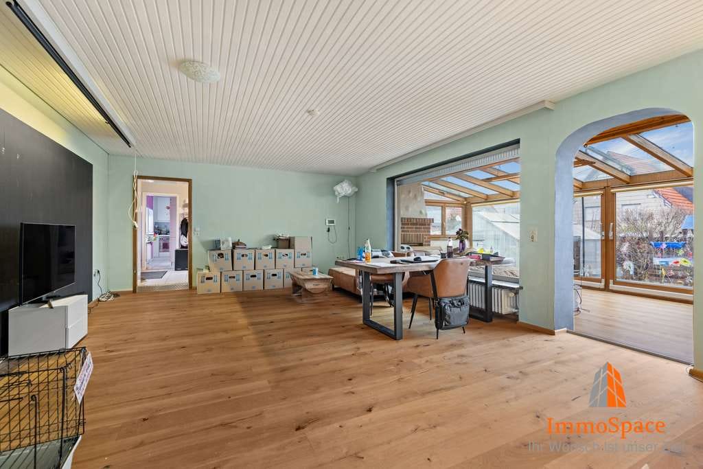 Immobilie in Horgau - Großzügiger Bungalow mit XXL-Wintergarten, lichtdurchflutetem Wohnkonzept und idyllischem Garten - Bild 2