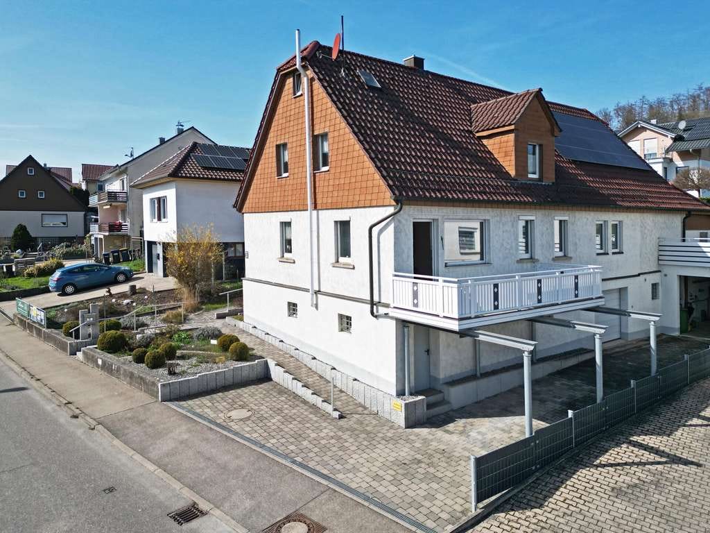 Immobilie in Frickenhausen - Glücksgriff für Familien und Schrauber. 
8 Zimmer auf 149 m². Plus 251 m² Fläche.
2 große Garagen. - Bild 0
