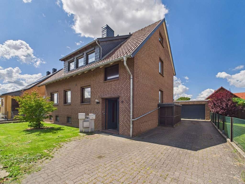 Immobilie in Algermissen - Vielseitiges Dreifamilienhaus in Algermissen: 3 unvermietete Wohneinheiten unter einem Dach - Bild 0