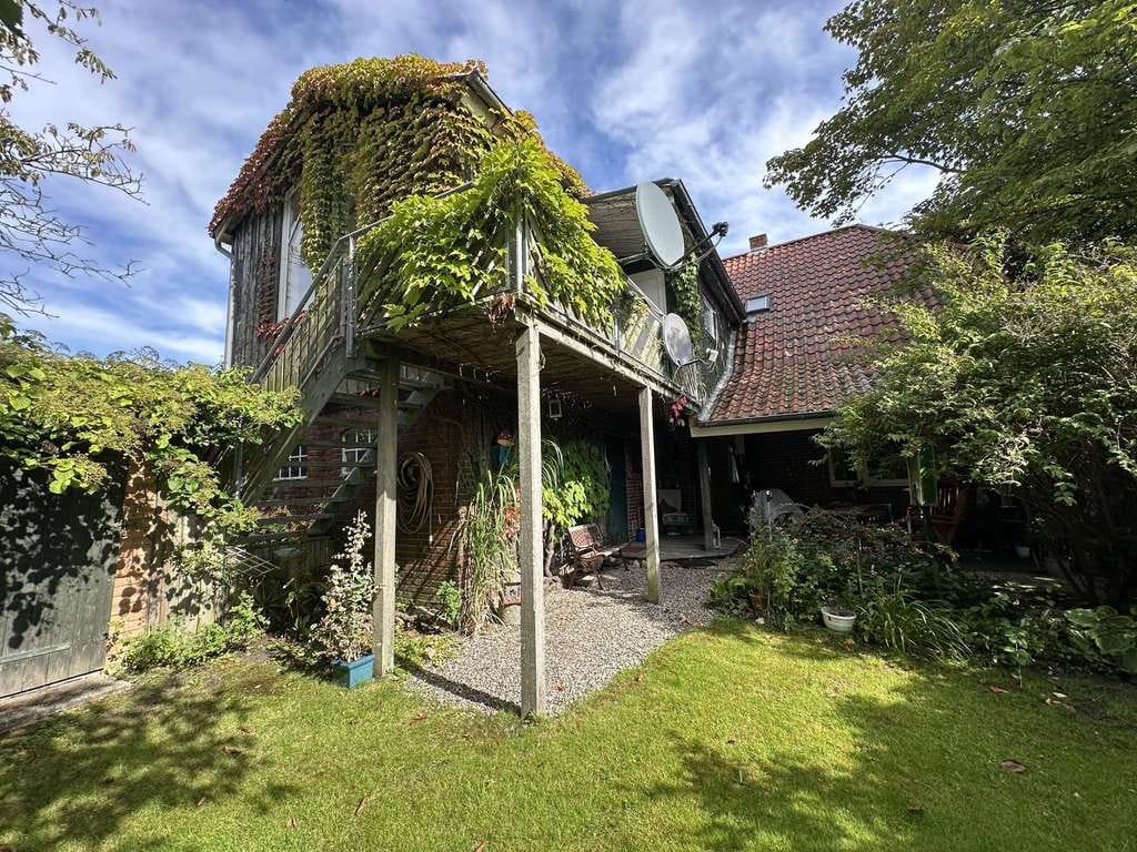 Immobilie in Bredstedt - Historischer Charme trifft modernen Wohnkomfort – Zweifamilienhaus mit Ruhepol im Garten - Bild 1