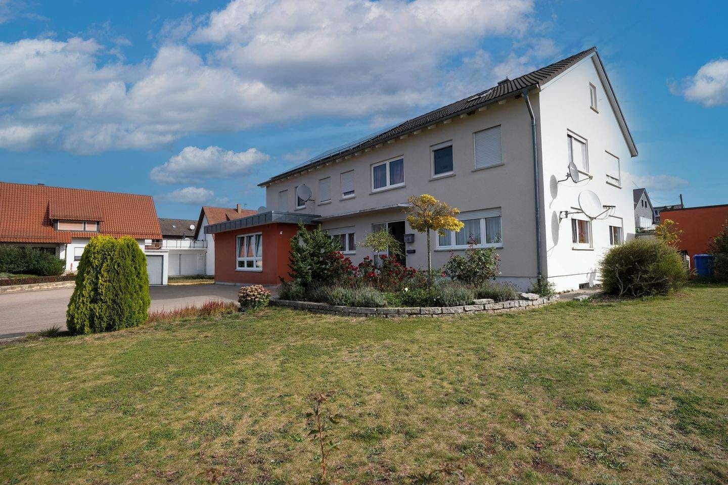 Immobilie in Unterschneidheim - Vierfamilienhaus mit PV-Anlage und Ausbaupotenzial in Unterschneidheim - Bild 1