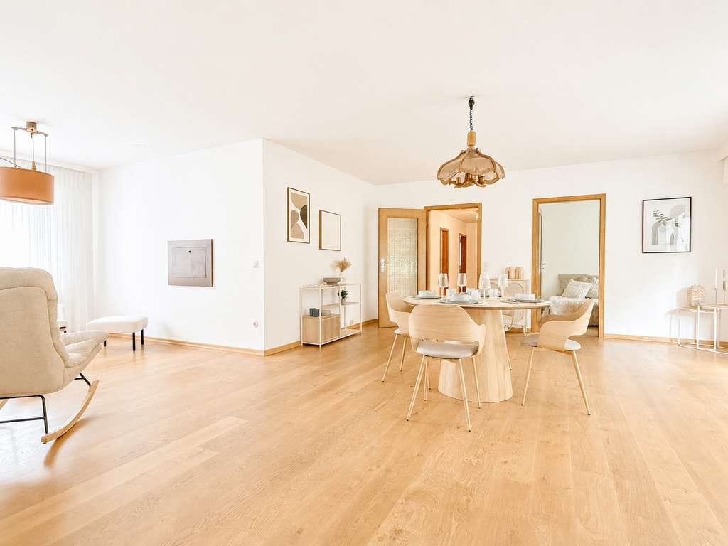 Immobilie in Wermelskirchen - Familienbungalow in einzigartiger Waldlage mit Atelier, großem Garten & Hallenbad - Bild 2