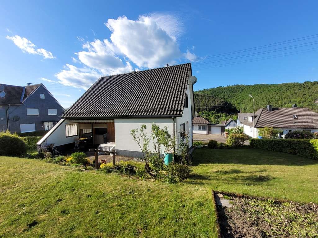 Immobilie in Daaden - Einfamilienhaus mit 6,5 Zimmern und Garage in Daaden (Biersdorf) - Bild 2