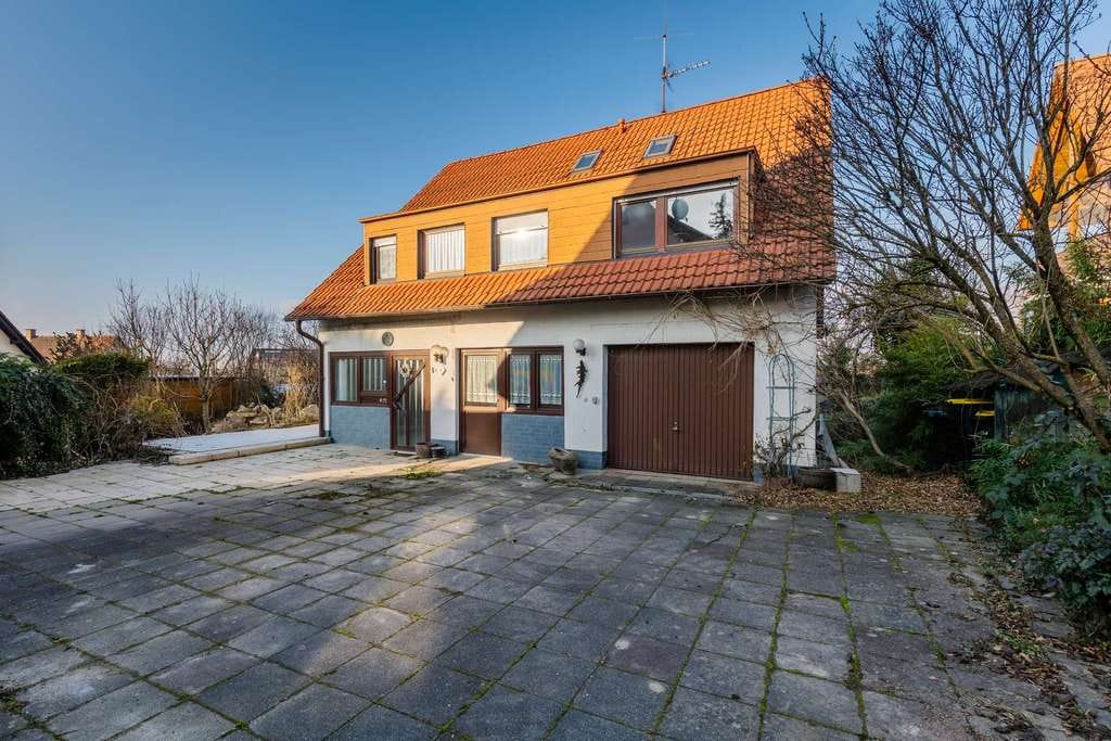 Immobilie in Ebringen - Freistehendes, sanierungsbedürftiges Einfamilienhaus am Fuße der Weinberge in Ebringen - Bild 1