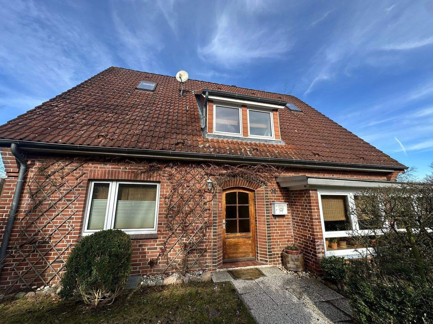 Immobilie in Lensahn - Raum für Familie und Ideen: großzügiges Einfamilienhaus mit kleinem Garten und Doppelgarage - Bild 0