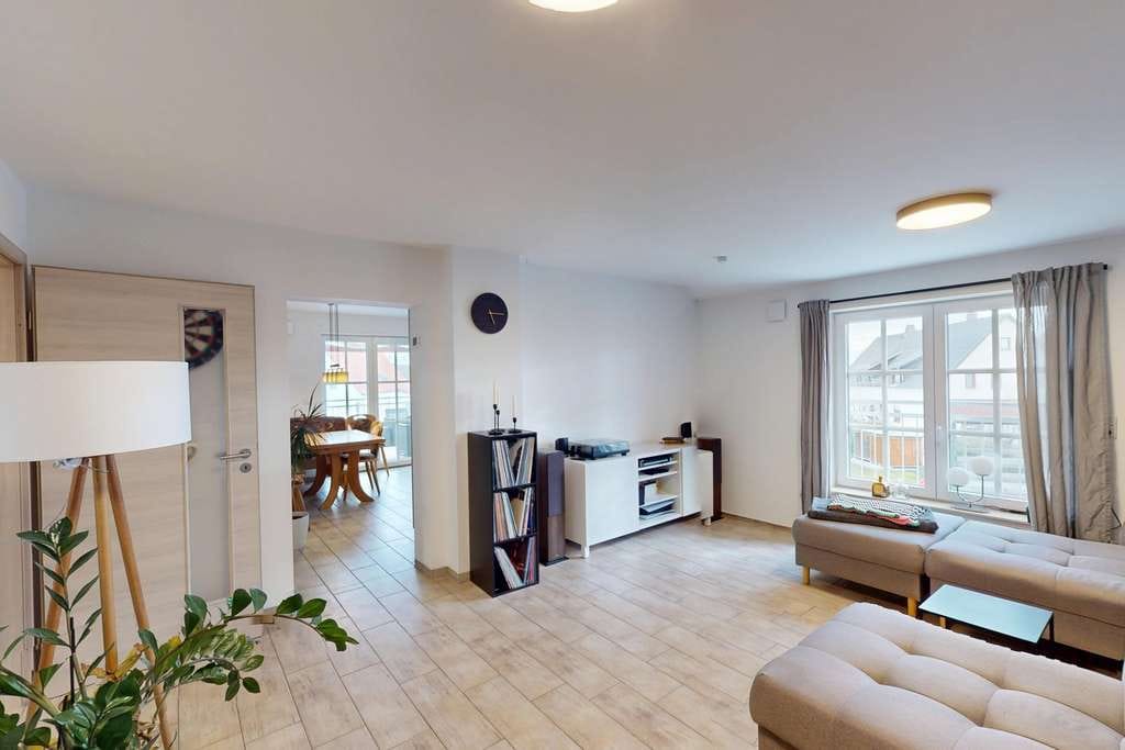 Immobilie in Schwarzenfeld - Modernisiertes Zweifamilienhaus mit PV-Anlage und großem Grundstück - Bild 4