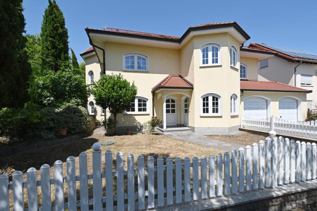 Immobilie in Mölsheim - Anspruchsvolle Architektur in ruhige Lage mit ELW , Solaranlage und zwei innenliegenden Garagen! - Bild 1