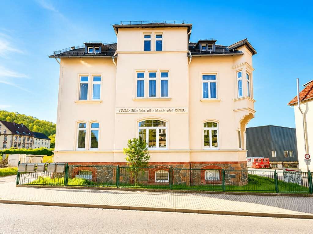Immobilie in Weida - Geräumiger Wohntraum in Weida - 3-Raum  Wohnung mit Kamin und Einbauküche - Bild 0