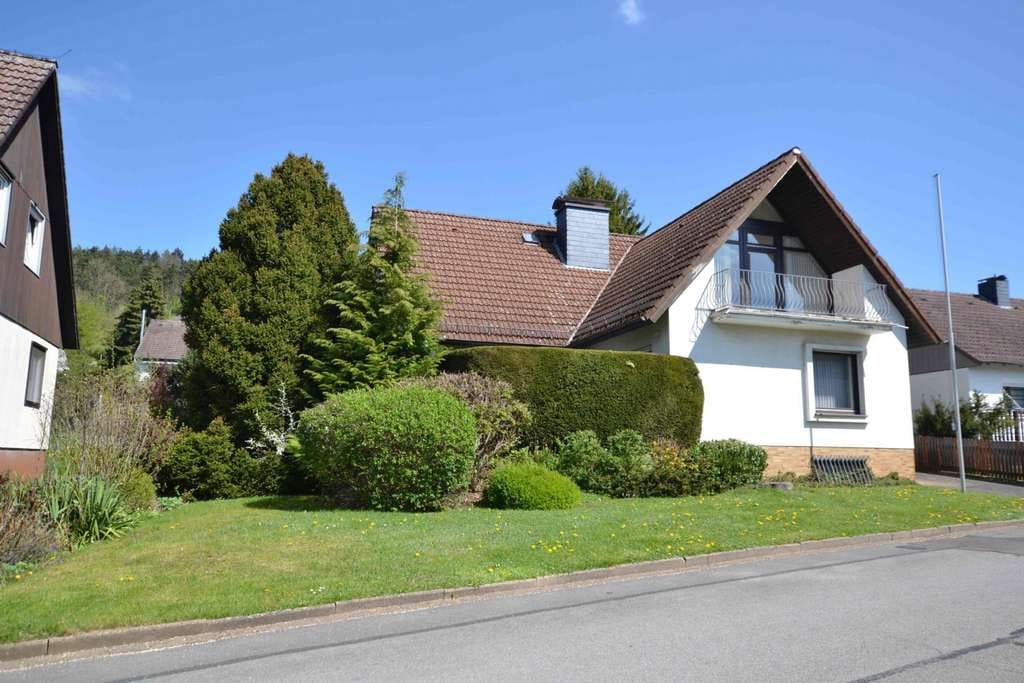 Immobilie in Stadtoldendorf - Repräsentatives Einfamilienhaus mit Garage und Carport in Stadtoldendorf! - Bild 1