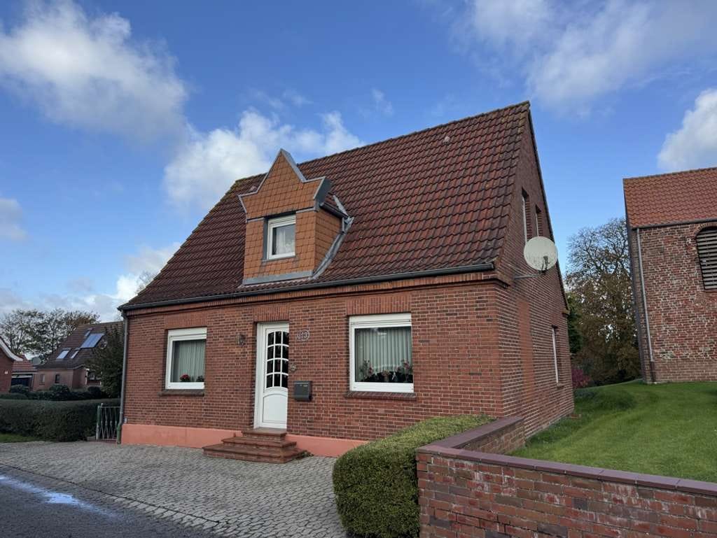 Immobilie in Moormerland - Direkte Aussicht auf Deich und Ems! Renovierungsbedürftiges Einfamilienhaus mit Garage & Nebengebäude in ruhiger Sackgassenlage - Bild 1