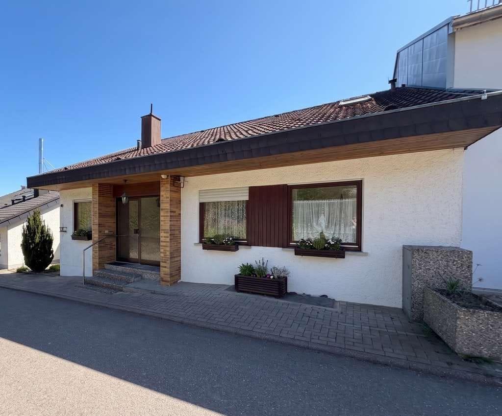 Immobilie in Ostelsheim - Charmantes Reihenendhaus mit Ausblick und Potenzial in Ostelsheim - Bild 0