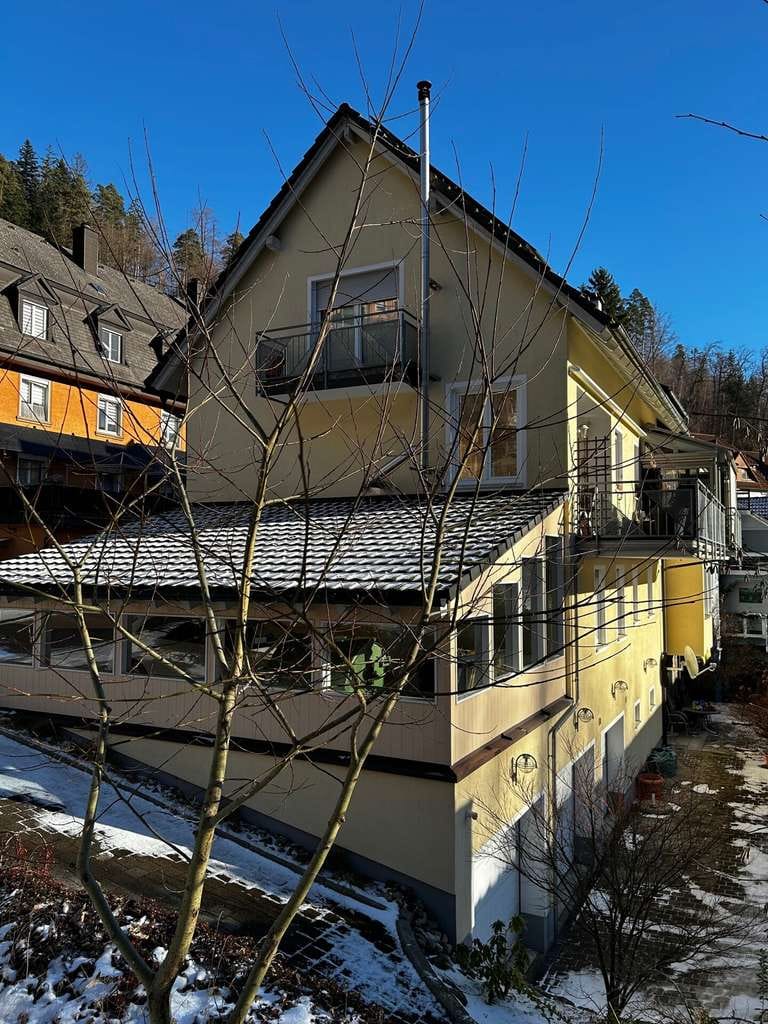 Immobilie in Triberg im Schwarzwald - Attraktive Kapitalanlage mit Mehrwert: 4 Wohneinheiten, 387 m², Sauna & nachhaltige Top-Ausstattung - Bild 1