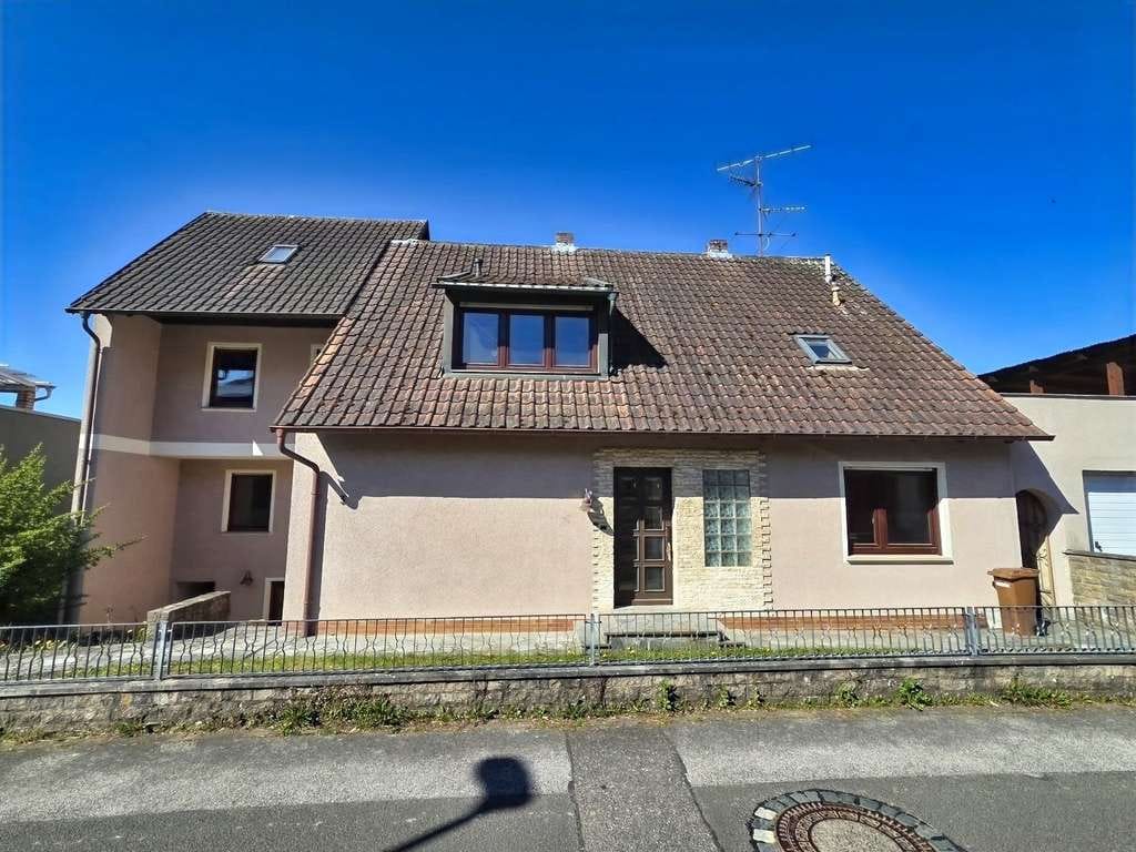 Immobilie in Haßfurt - Viel Platz, viele Nutzungsmöglichkeiten - ZFH (220 m² Wfl.) mit Garagen und Garten in ruhiger Sied - Bild 2