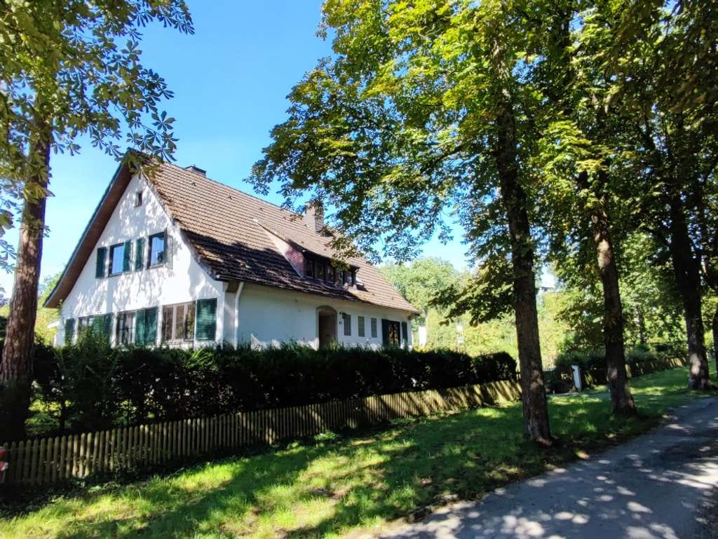 Immobilie in Bad Lippspringe - Großzügiges Einfamilienhaus auf großem Obstgrundstück in bester Lage9 Zimmern in Bad Lippspringe - Bild 2