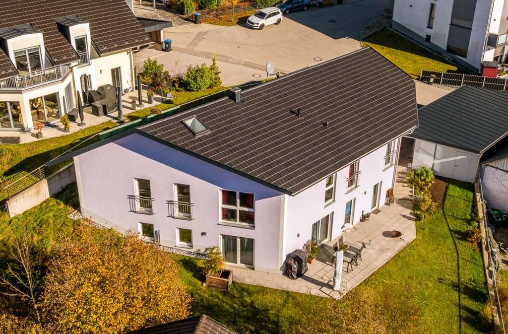 Immobilie in Hohenpolding - Exquisites Zweifamilienhaus (= EFH mit Einliegerwohnung) in ruhiger, unverbaubarer Hanglage - Bild 0