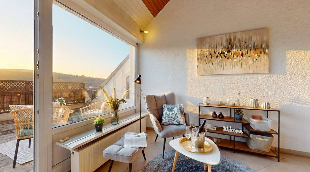 Immobilie in Remshalden - Wo Raum zum Wohngefühl wird – Maisonette mit Galerie, Kamin und Weitblick in Remshalden-Hebsack - Bild 1