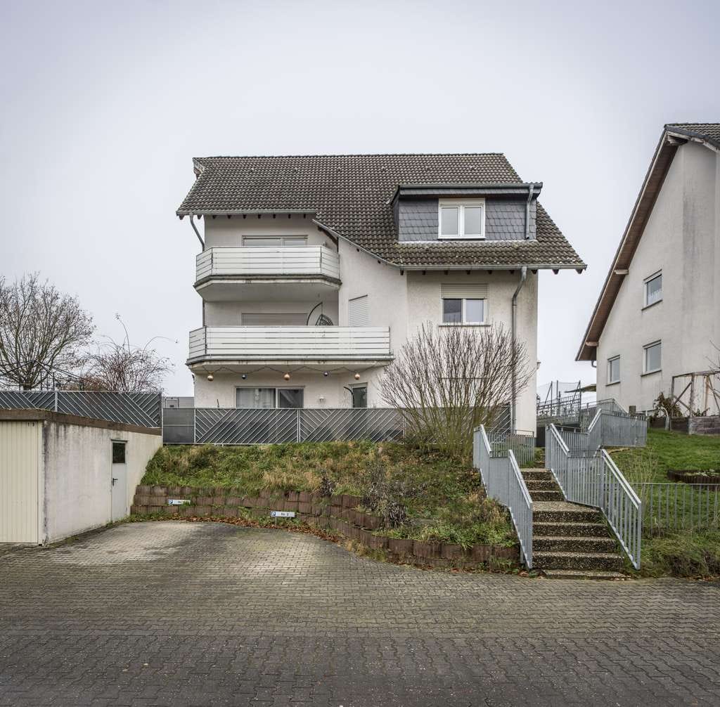 Immobilie in Hünfelden - WOW *Paul & Partner* INVESTMENTCHANCE: MEHRFAMILIENHAUS IN BELIEBTER UND RUHIGER WOHNLAGE! FAKTOR 18 - Bild 1