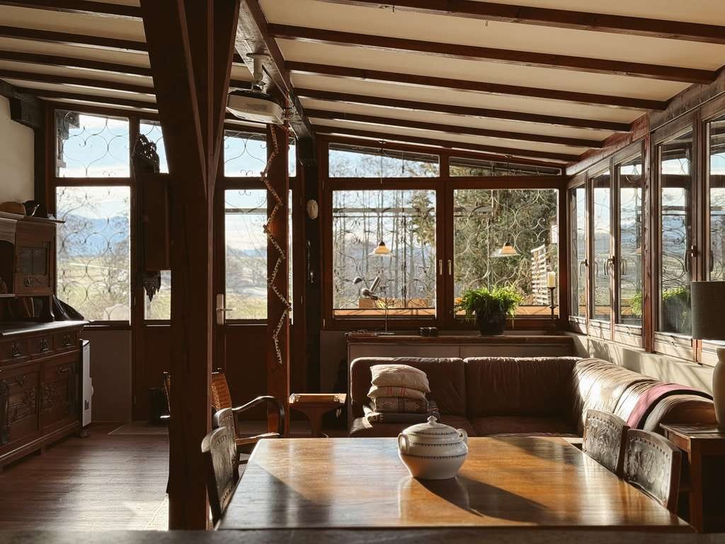 Immobilie in Breitbrunn am Chiemsee - Stilvolle Großzügigkeit mit Chiemsee-Blick – verbundene Erdgeschosswohnung in Bestlage - Bild 4
