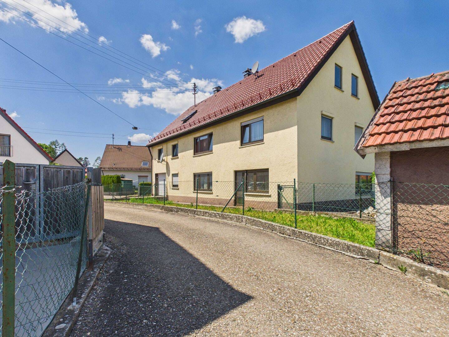 Immobilie in Schwäbisch Gmünd - Günstige Kaufgelegenheit – Zweifamilienhaus mit 1.507 m² Grundstück, 3 Garagen und Bauplatzoption - Bild 3