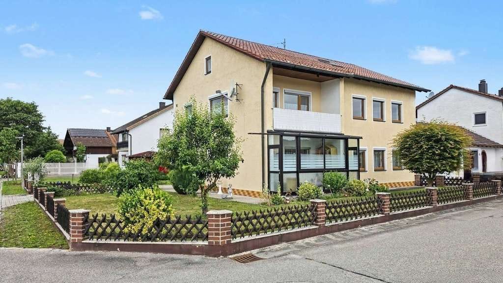 Immobilie in Kirchdorf am Inn - Viel Platz für die Liebsten: Großzügiges Zweifamilienhaus mit Potenzial in Kirchdorf am Inn - Bild 1