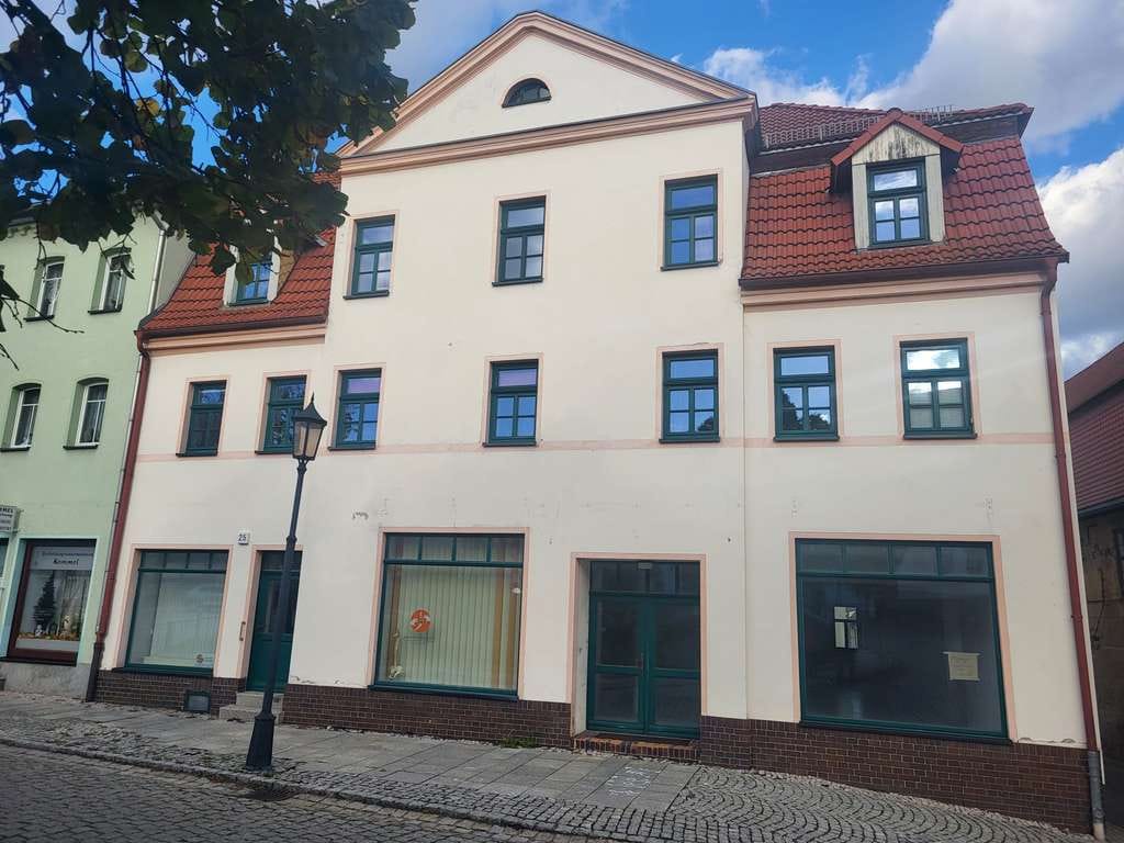 Immobilie in Lucka - Mehrfamilienhaus mit 3 vermieteten Wohnungen und 2 Ladenflächen im Zentrum von Lucka zu verkaufen - Bild 0