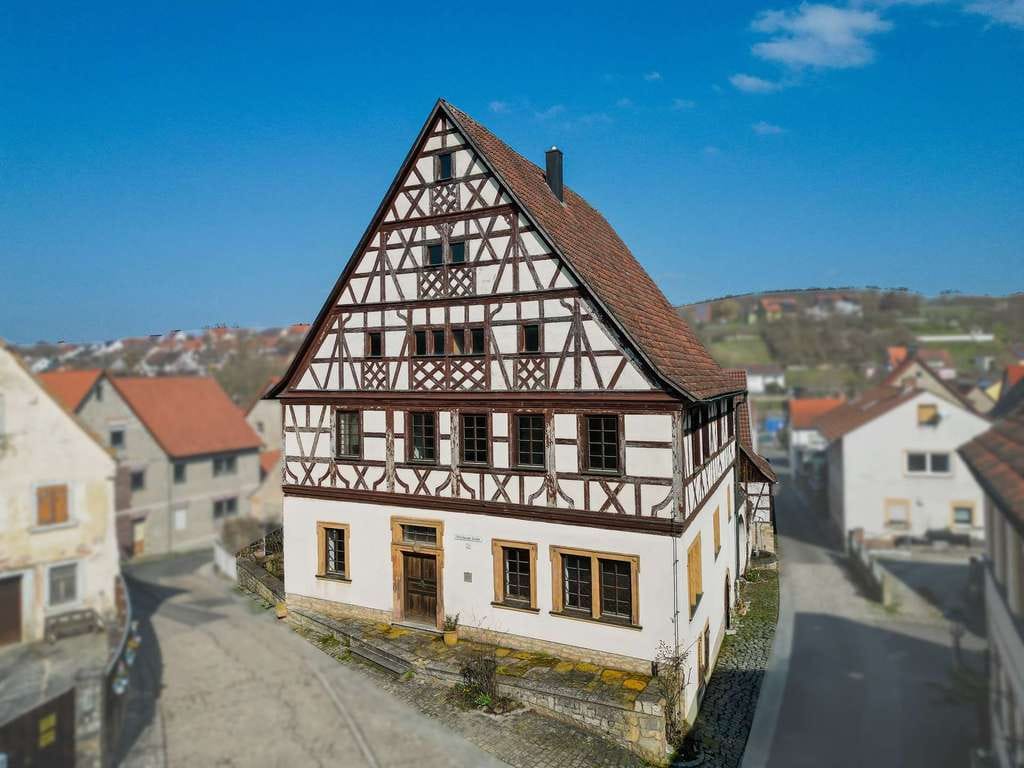 Immobilie in Obernbreit - Charaktervoller Gutshof aus 1798 – Denkmalgeschütztes Mehrfamilienhaus mit Ausbaupotenzial - Bild 1