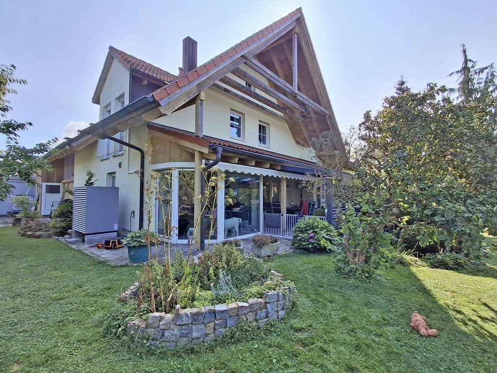 Immobilie in Wiesau - Familienfreundliches EFH mit Einliegerwohnung, Garten & Carport - Bild 1
