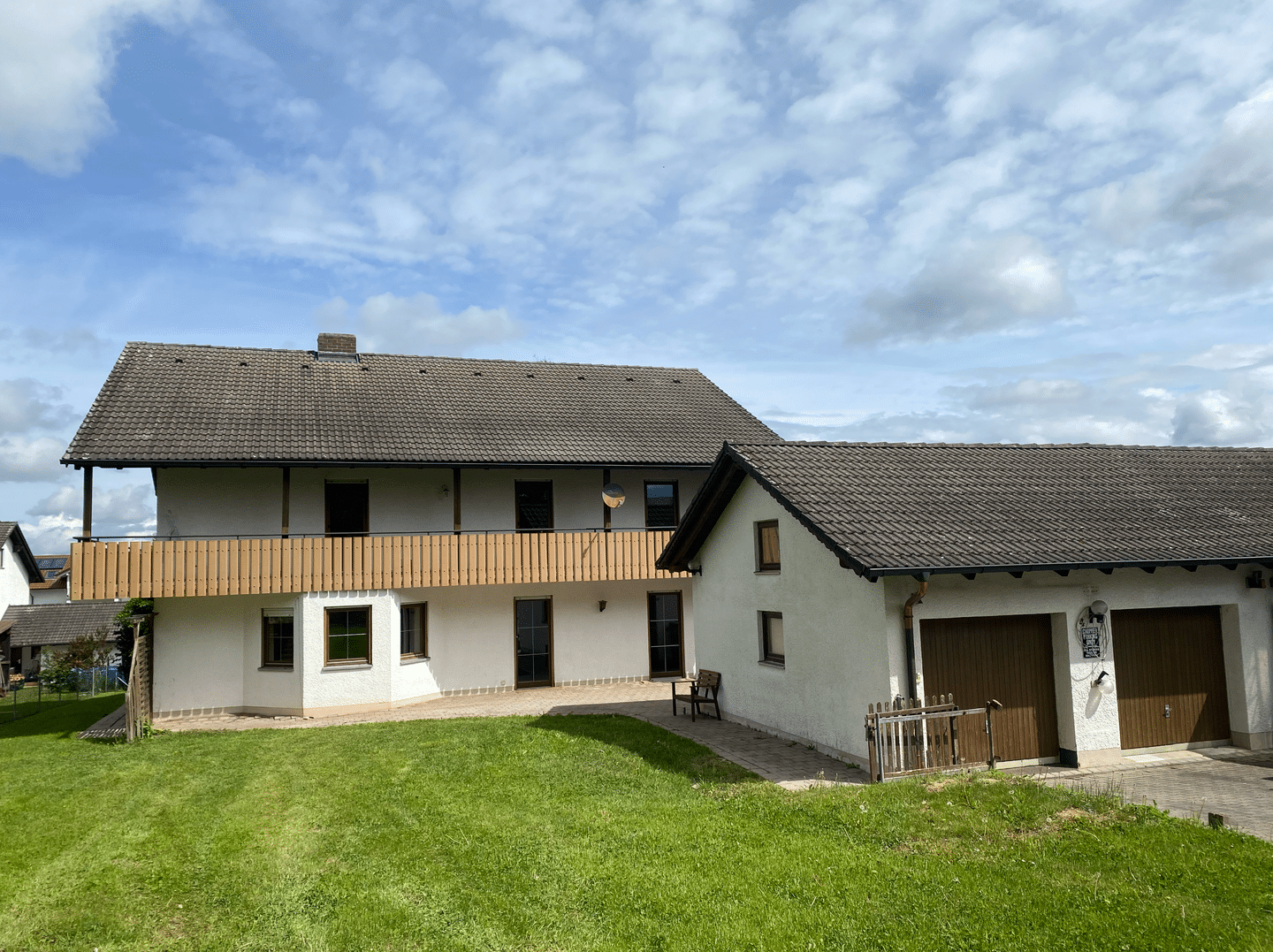Immobilie in Taufkirchen - Großzügiges Zweifamilienhaus mit großem Garten in ruhiger, zentraler Lage von Moosen (Vils) - Bild 0